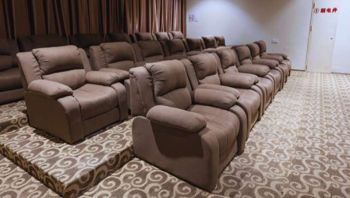 Do Regal Theater Sofa Seats Recline